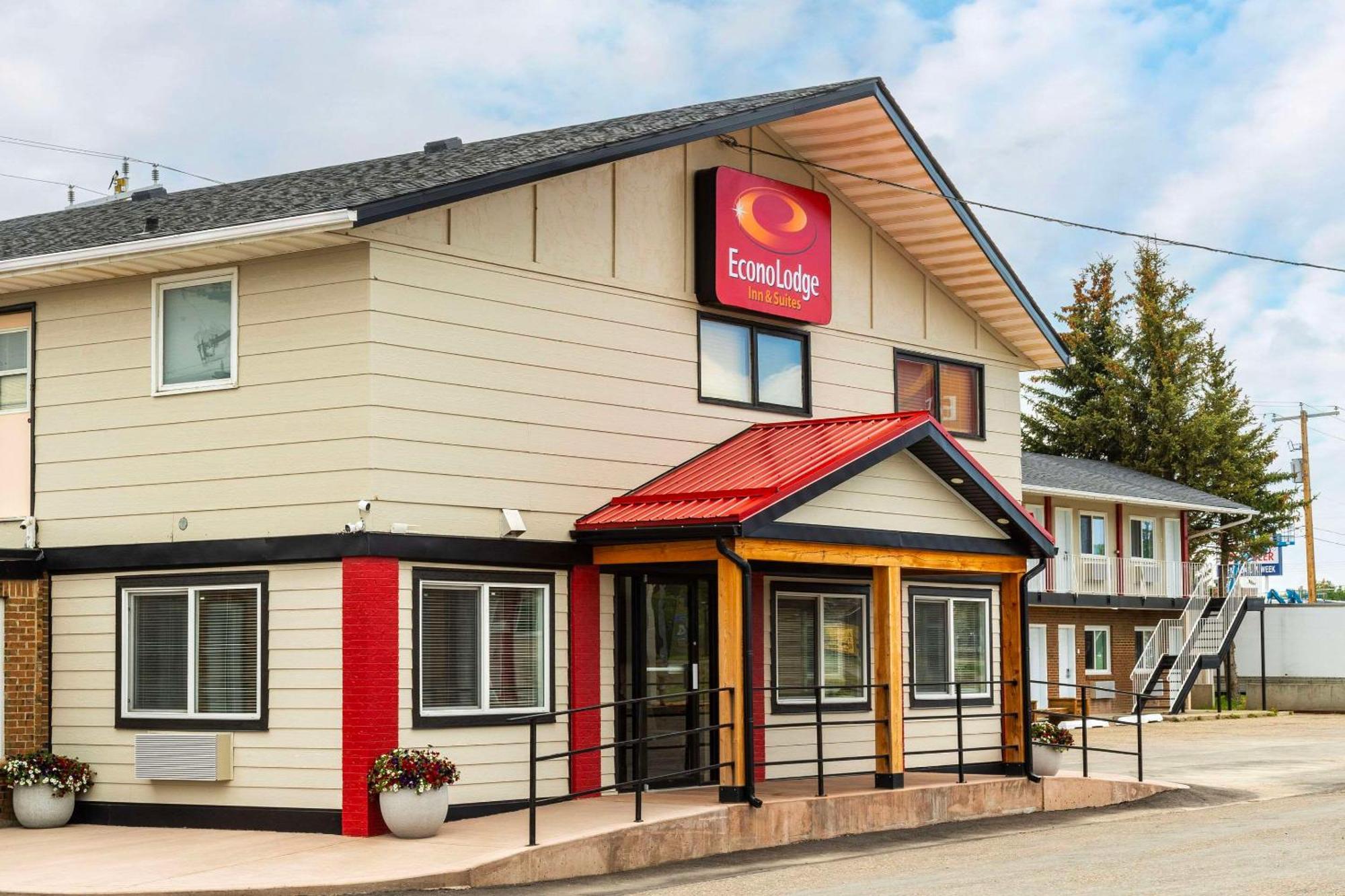 Econo Lodge Inn & Suites Pincher Creek Exterior photo