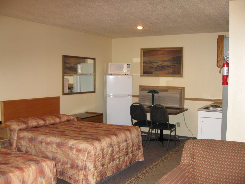Econo Lodge Inn & Suites Pincher Creek Exterior photo