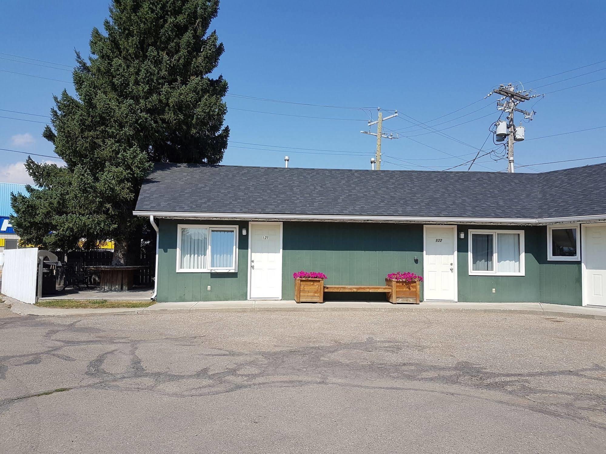 Econo Lodge Inn & Suites Pincher Creek Exterior photo