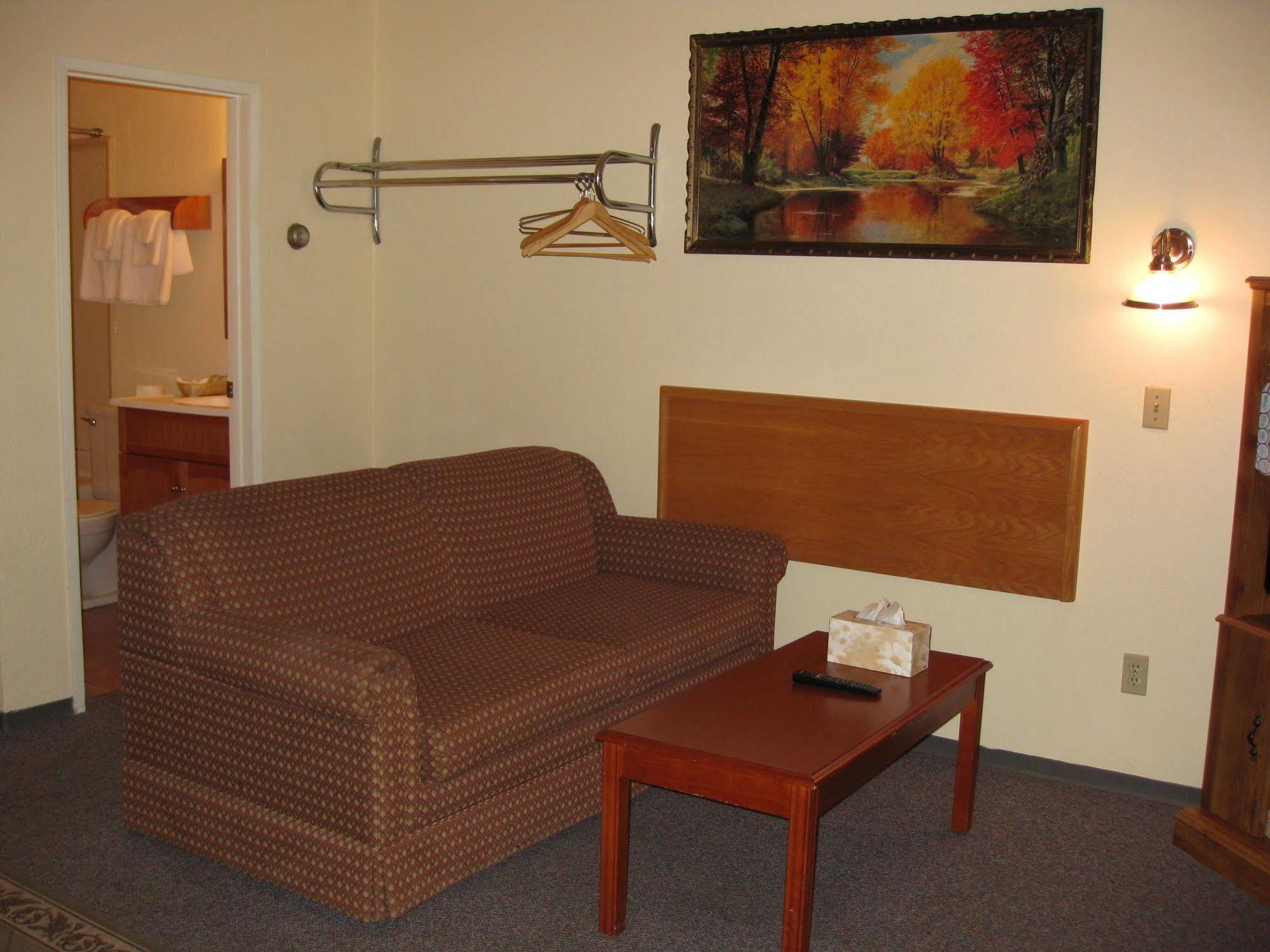 Econo Lodge Inn & Suites Pincher Creek Exterior photo