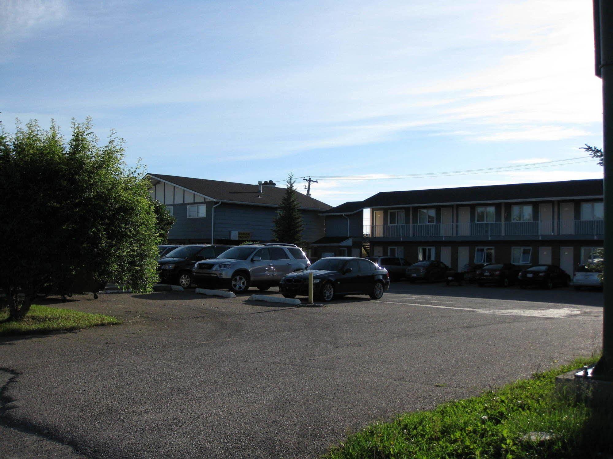 Econo Lodge Inn & Suites Pincher Creek Exterior photo