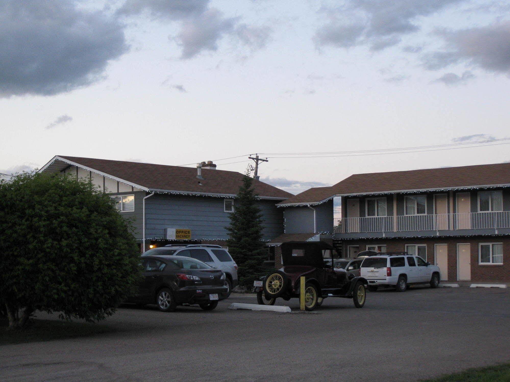 Econo Lodge Inn & Suites Pincher Creek Exterior photo